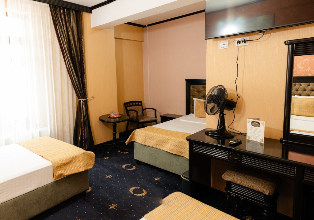 Cameră triplă, Hotel Ambasador