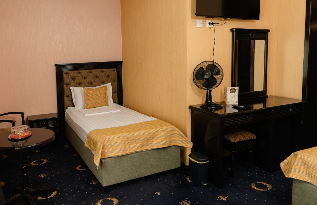 Cameră triplă, Hotel Ambasador