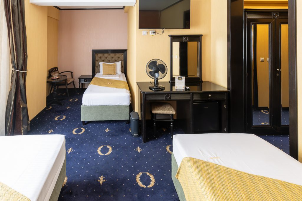 Cameră triplă, Hotel Ambasador