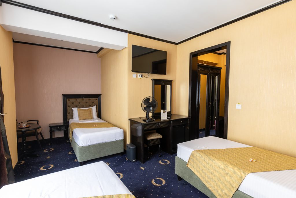 Cameră triplă, Hotel Ambasador