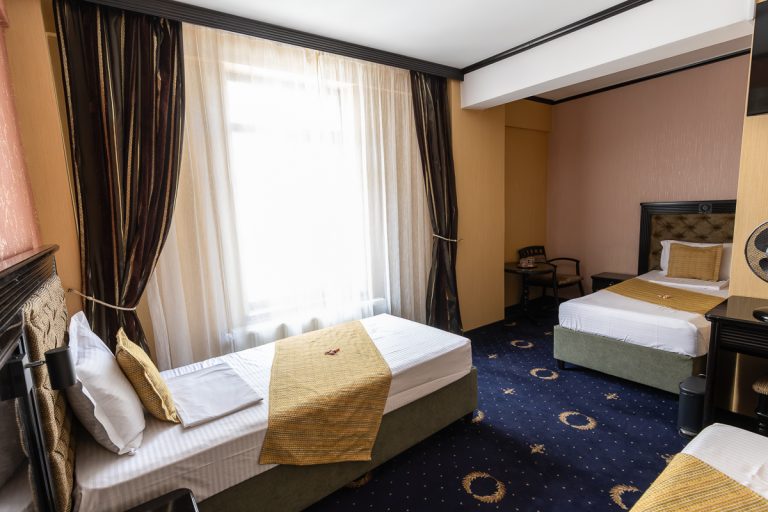 Cameră triplă, Hotel Ambasador