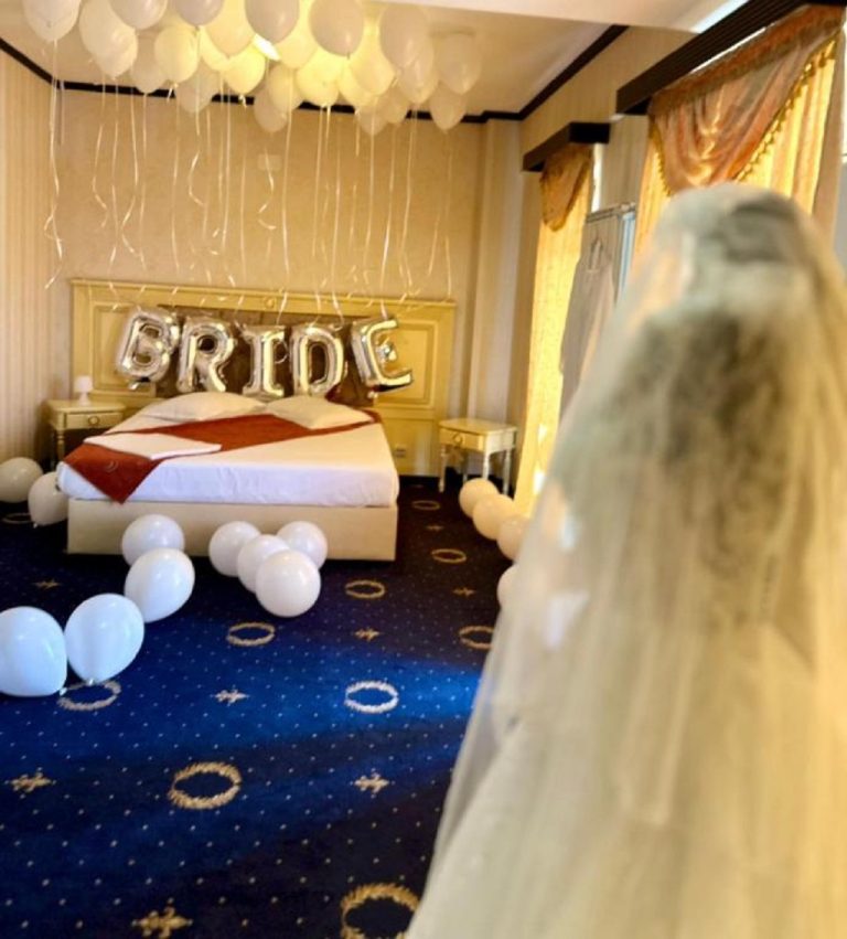 Camera pregatita pentru mireasa, cu baloane BRIDE si decor alb