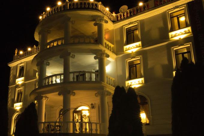 Fatada Hotel Ambasador iluminata pe timp de noapte